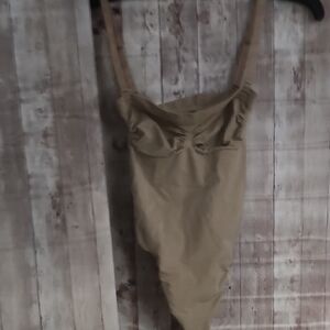 NWOT SKIMS Sz Med Sand MSRP $70.00 Thong Seamless Shapewear Removeable Straps